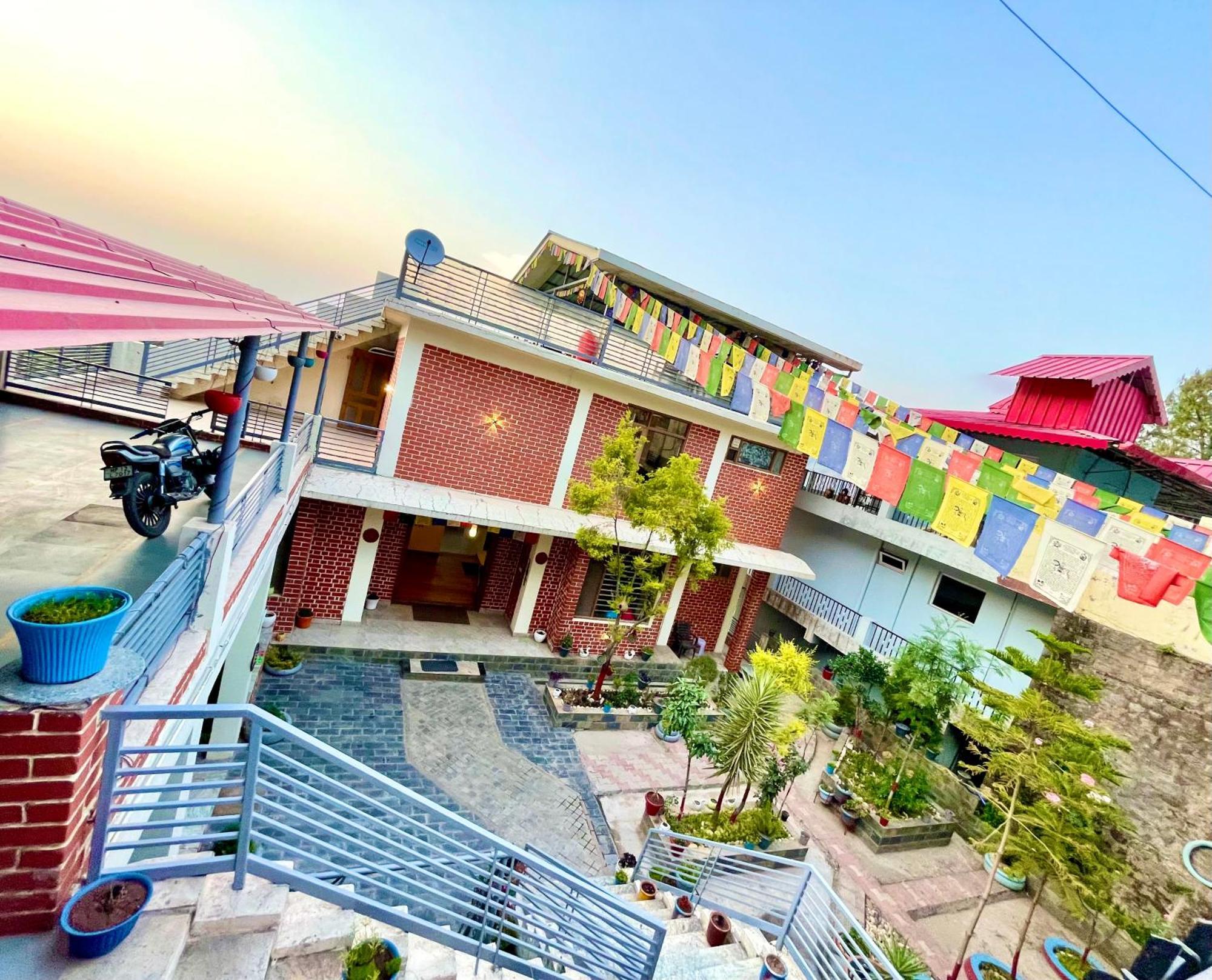 The Auriga 3Bhk Fully Entair Villa With Bonfire In Kasauli I Pvt Stay I Open Air Terrace I Kitchen Livingroom I Lawn Bonfire I Gaming Zone Exterior photo