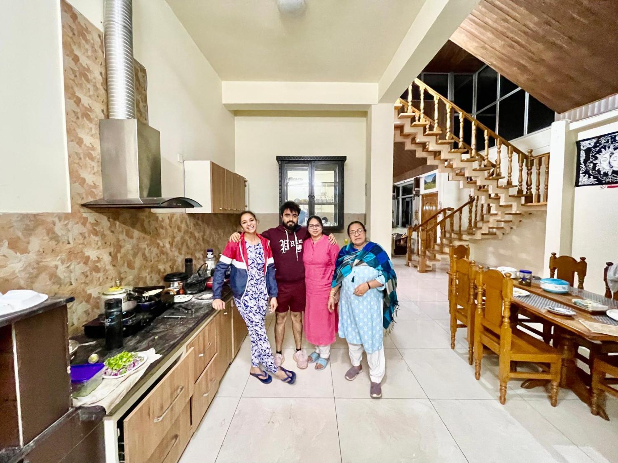 The Auriga 3Bhk Fully Entair Villa With Bonfire In Kasauli I Pvt Stay I Open Air Terrace I Kitchen Livingroom I Lawn Bonfire I Gaming Zone Exterior photo