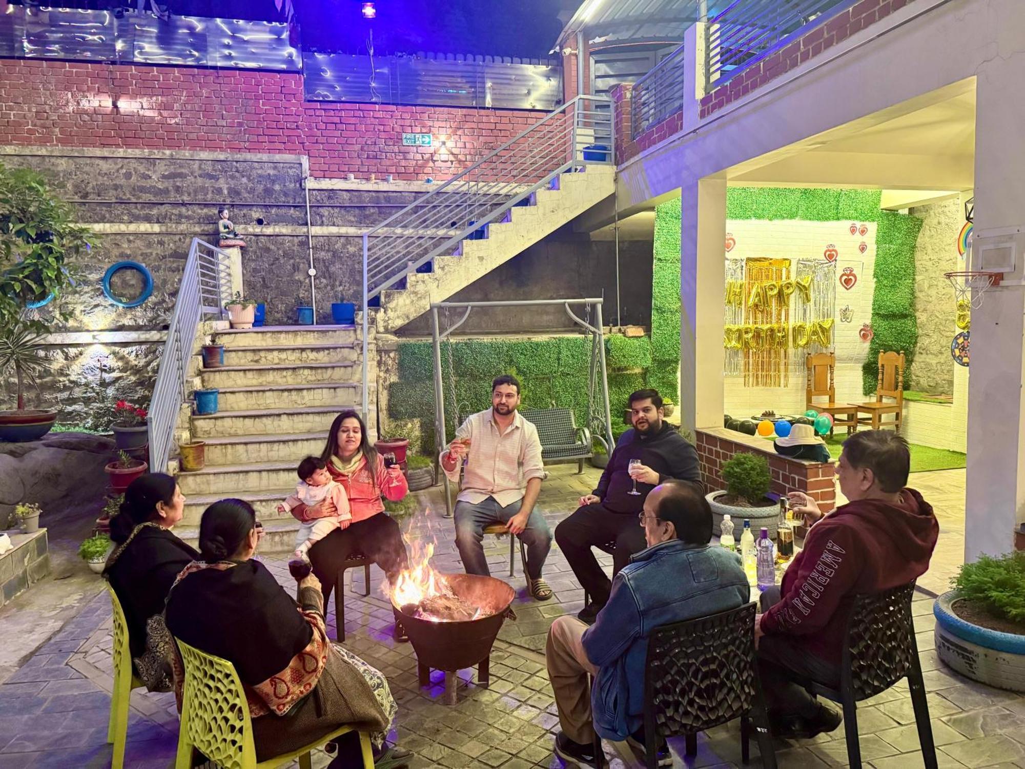 The Auriga 3Bhk Fully Entair Villa With Bonfire In Kasauli I Pvt Stay I Open Air Terrace I Kitchen Livingroom I Lawn Bonfire I Gaming Zone Exterior photo